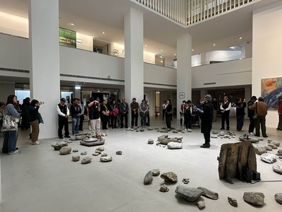 潘思俊同學向民眾介紹作品圖片